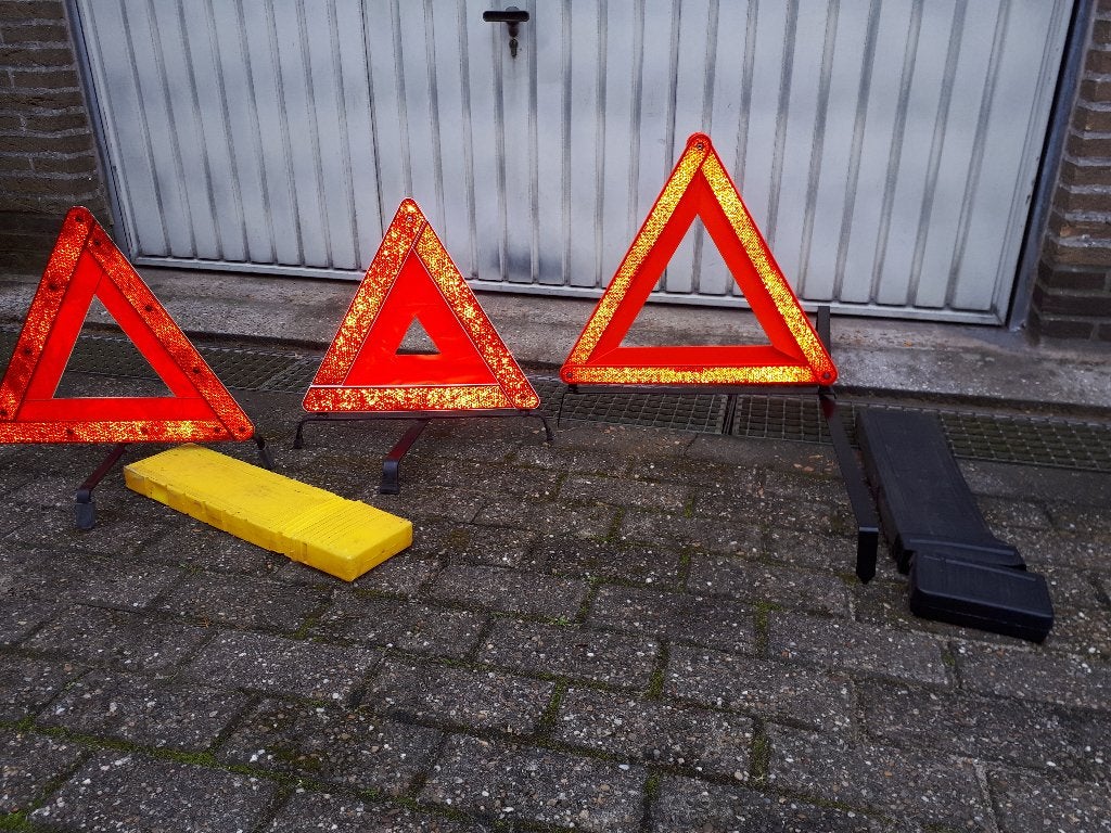 autobenodigheden en onderdelen .... van kruissleutel, banden, Ophalen