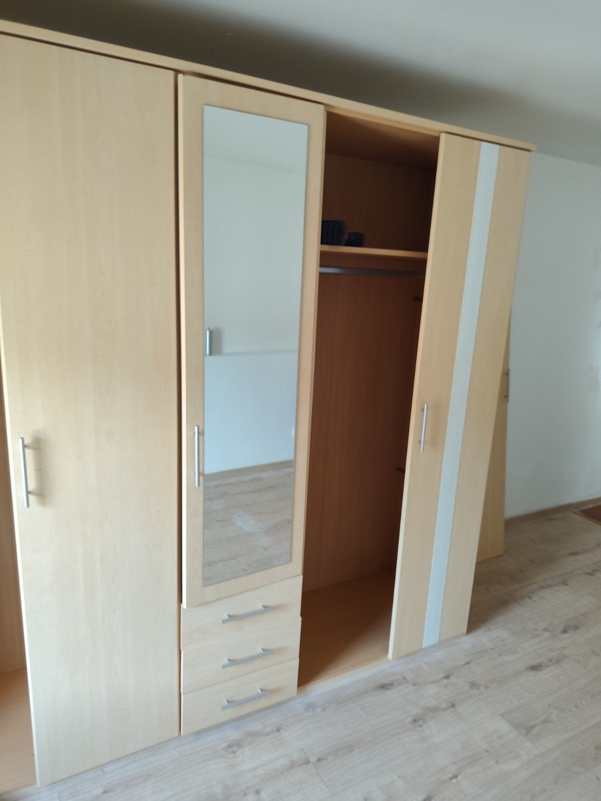 Garde-robe 5 portes, Enlèvement