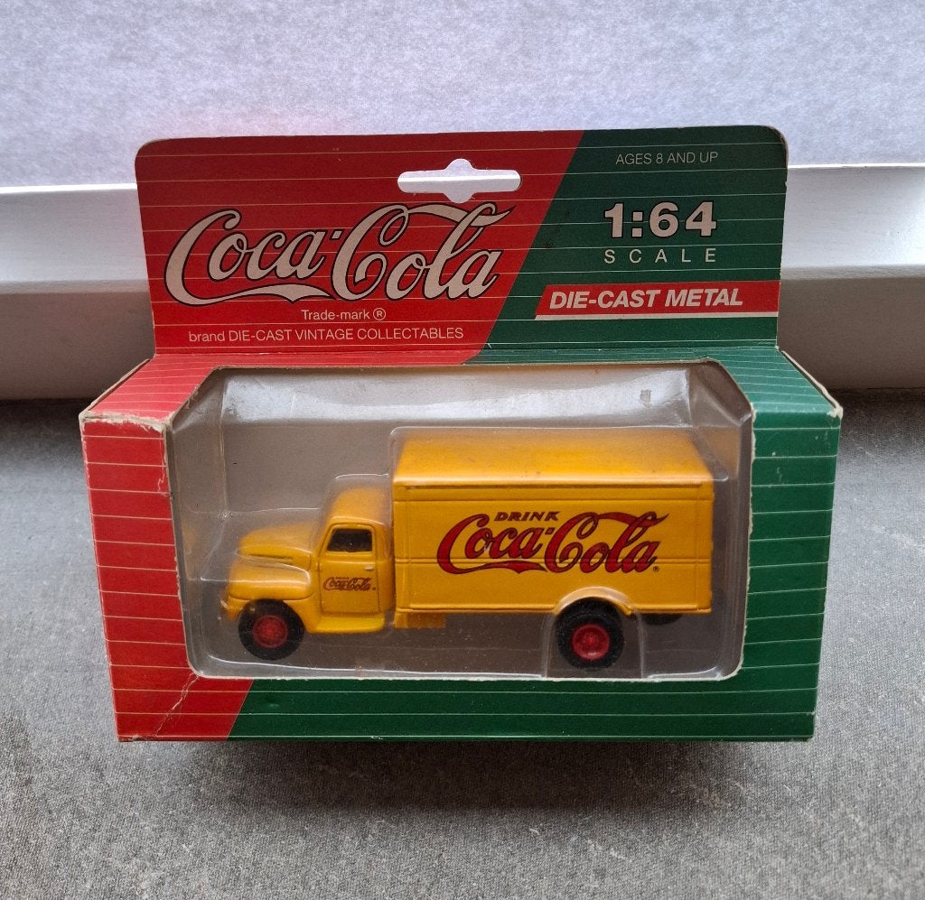 Vrachtauto - Coca Cola - 1/64, Hobby en Vrije tijd, Modelauto's | Overige schalen, Ophalen of Verzenden, Nieuw, Bus of Vrachtwagen
