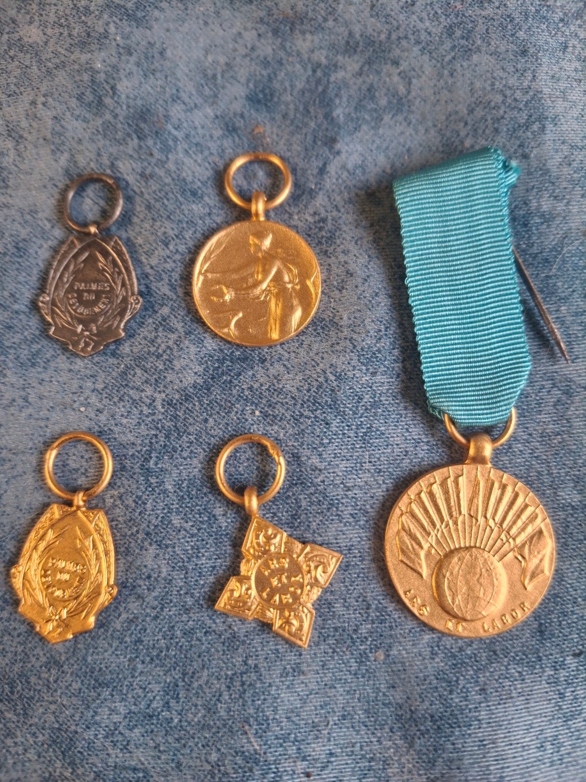 Médailles miniatures, Envoi