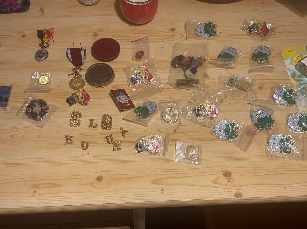 Collectie medailles Lions pins + K.u.K. insignes, Ophalen of Verzenden