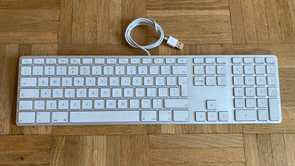 Apple aluminium wired keyboard qwerty Model a1243, Computers en Software, Toetsenborden, Ophalen of Verzenden, Qwerty, Gebruikt