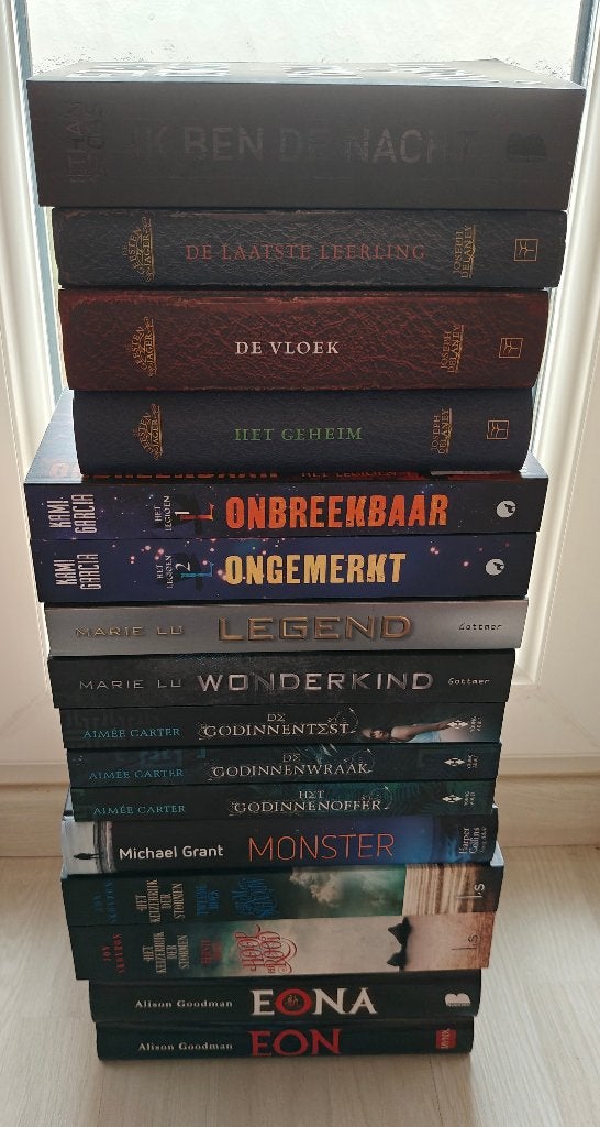 Grote verzameling boeken thrillers young adult fantasy, Ophalen of Verzenden, Zo goed als nieuw