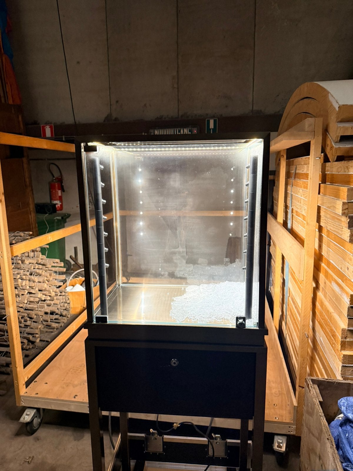 Verlichte vitrine met lade – LED – zijglas kapot – H160 cm, Maison & Meubles, Enlèvement, Métal