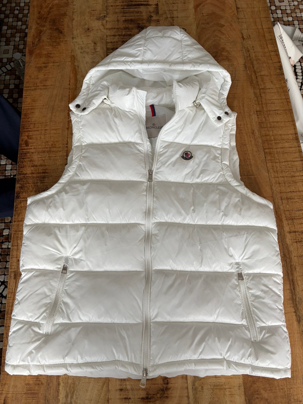 Moncler witte bodywarmer is maat L, Enlèvement ou Envoi, Comme neuf, Taille 52/54 (L), Blanc