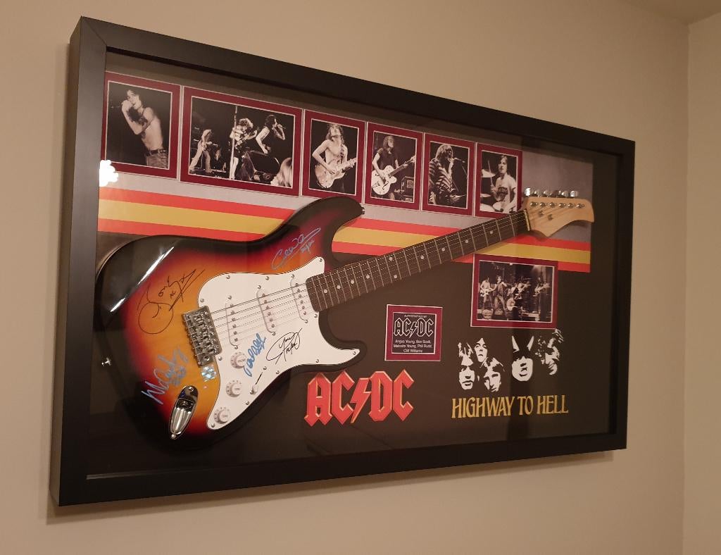 AC/DC ingelijste gitaar met handtekening originele bandleden, Ophalen, Nieuw, Instrument of Accessoires, Gesigneerd