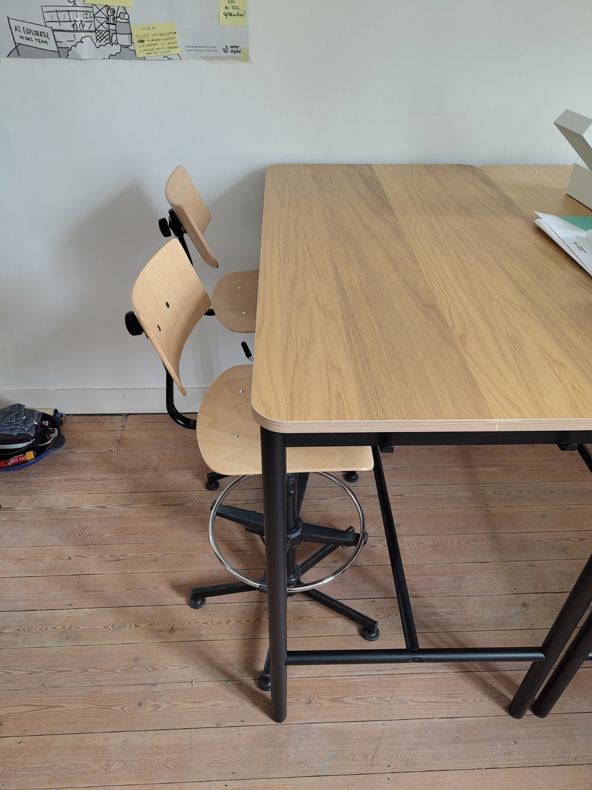 2 houten werkplaatsstoelen, Ophalen, In hoogte verstelbaar, Zo goed als nieuw