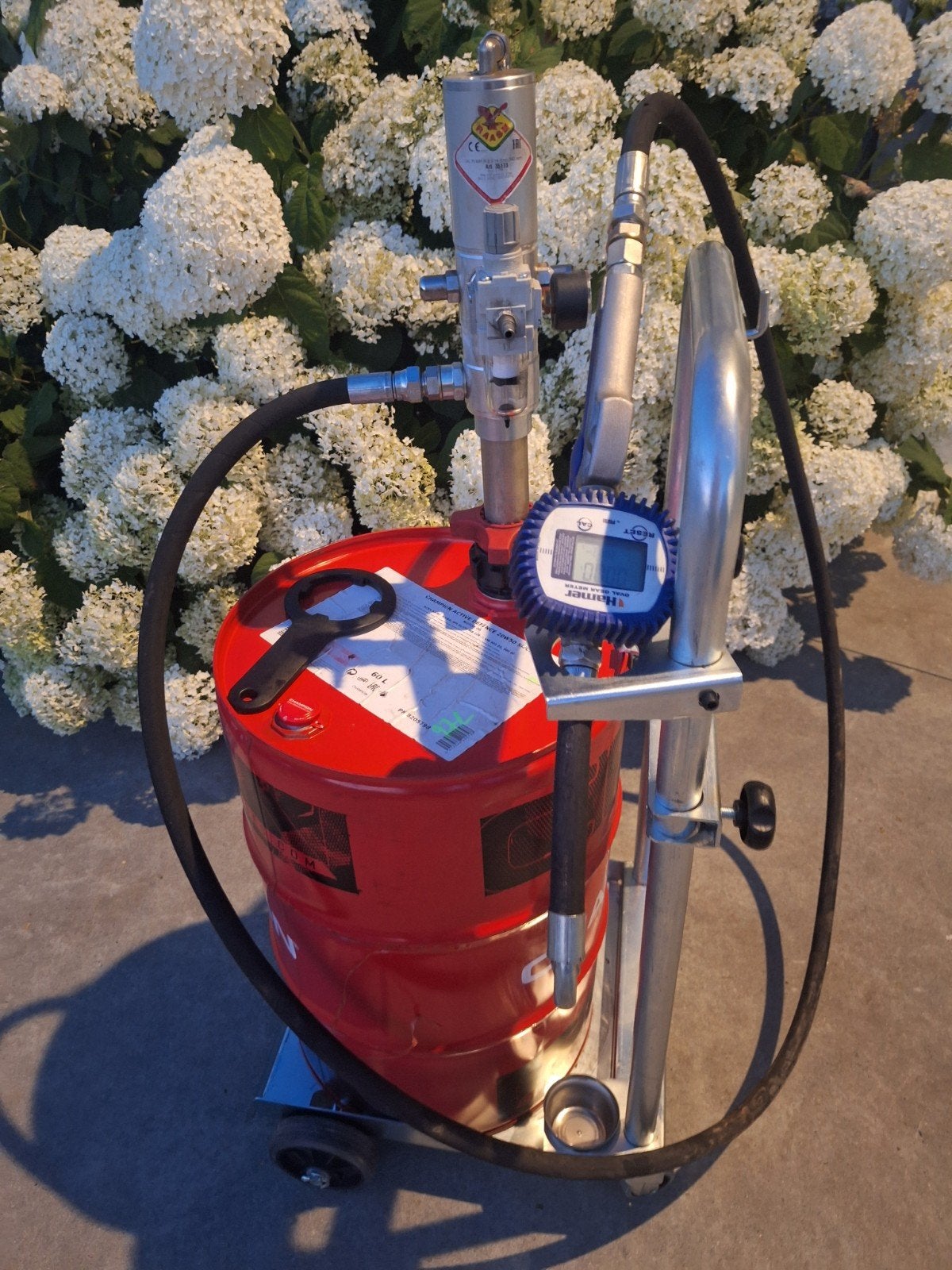 2 pneumatische oliepompen met olievat, Ophalen