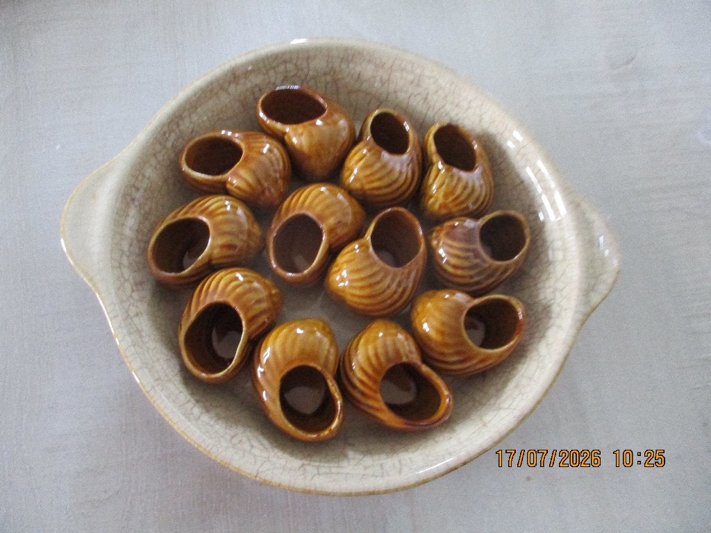 lot de 10 et 2 lots de 12 escargots en céramique + plat, Enlèvement ou Envoi