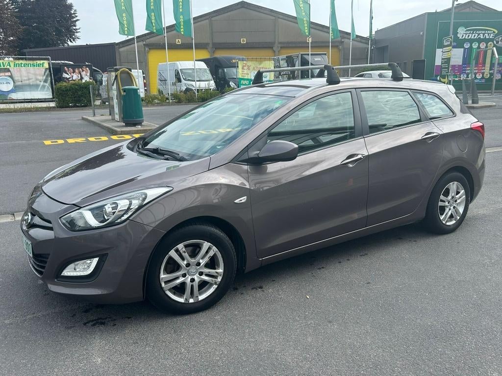 HYUNDAI i30 1.4 DIESEL. 2014. 148900 KM. 3900 EURO, Auto's, Euro 5, Bruin, Bedrijf, 66 kW