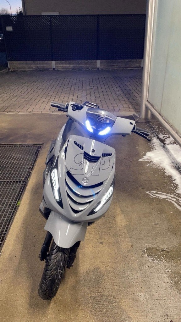 zip 4 takt B klasse 50 cc + boxer helm met vizier, Fietsen en Brommers, Ophalen, Gebruikt, Zip, Klasse B (45 km/u)