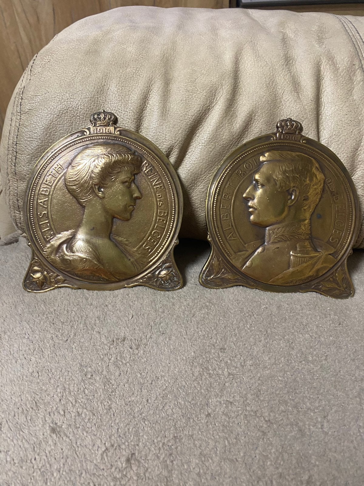 Zeldzaam paar grote gesigneerde bronzen medaillons, Ophalen of Verzenden