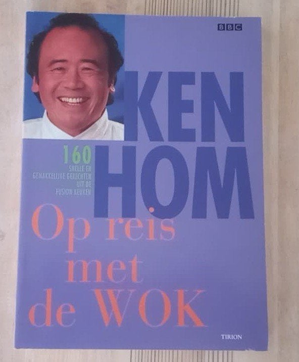 kookboek op reis met de wok van ken hom, Ophalen of Verzenden, Zo goed als nieuw