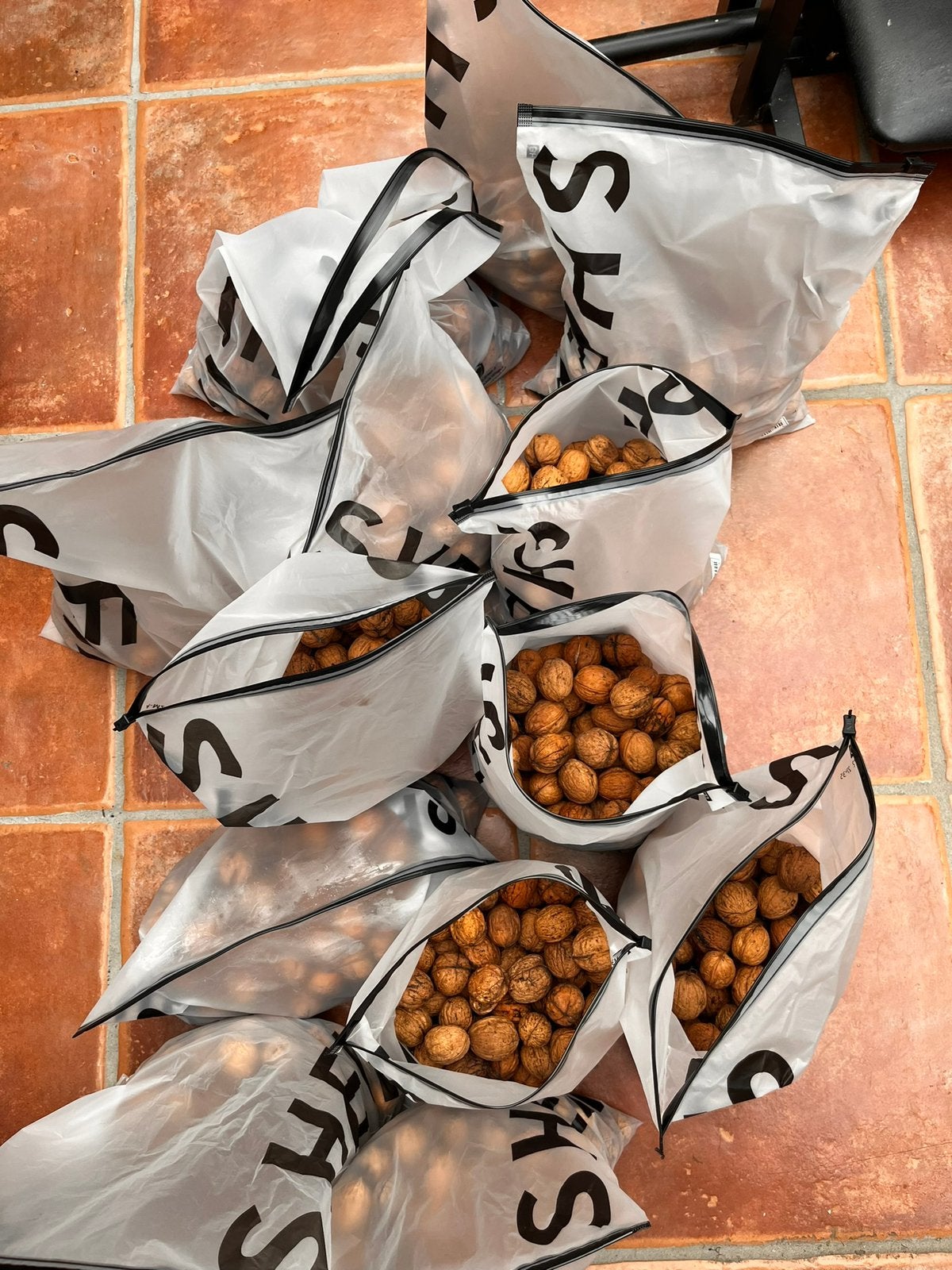Verse noten te koop