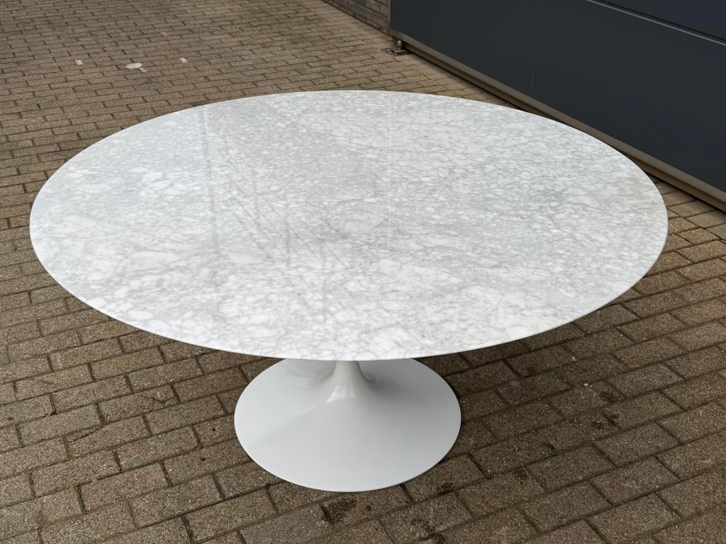 Originele ronde Knoll Tulip eettafel (137/152cm) Carrara, Ophalen of Verzenden, Vitra togo mah jong ligne roset cor cassina b&b italia artifort