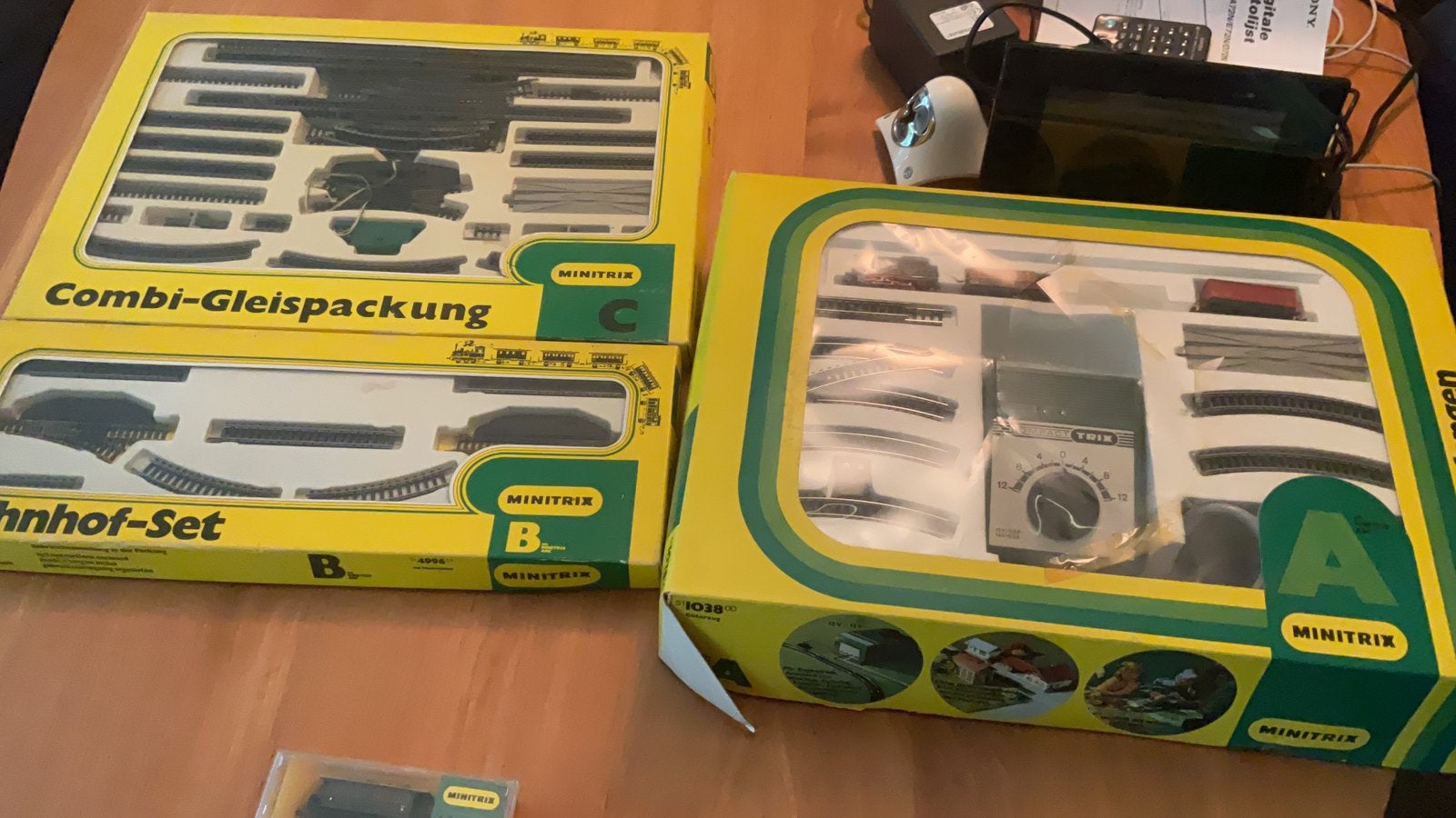 Minitrix N Totaalpakket: Startset A+B+C + locomotief + 4 wag, Hobby en Vrije tijd, Ophalen, Zo goed als nieuw, Treinset, Trix
