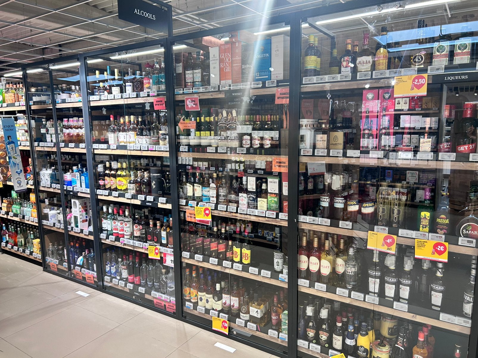 étagère vitrine de magasin prux piece 200 eur, Enlèvement ou Envoi, Comme neuf, Étagère