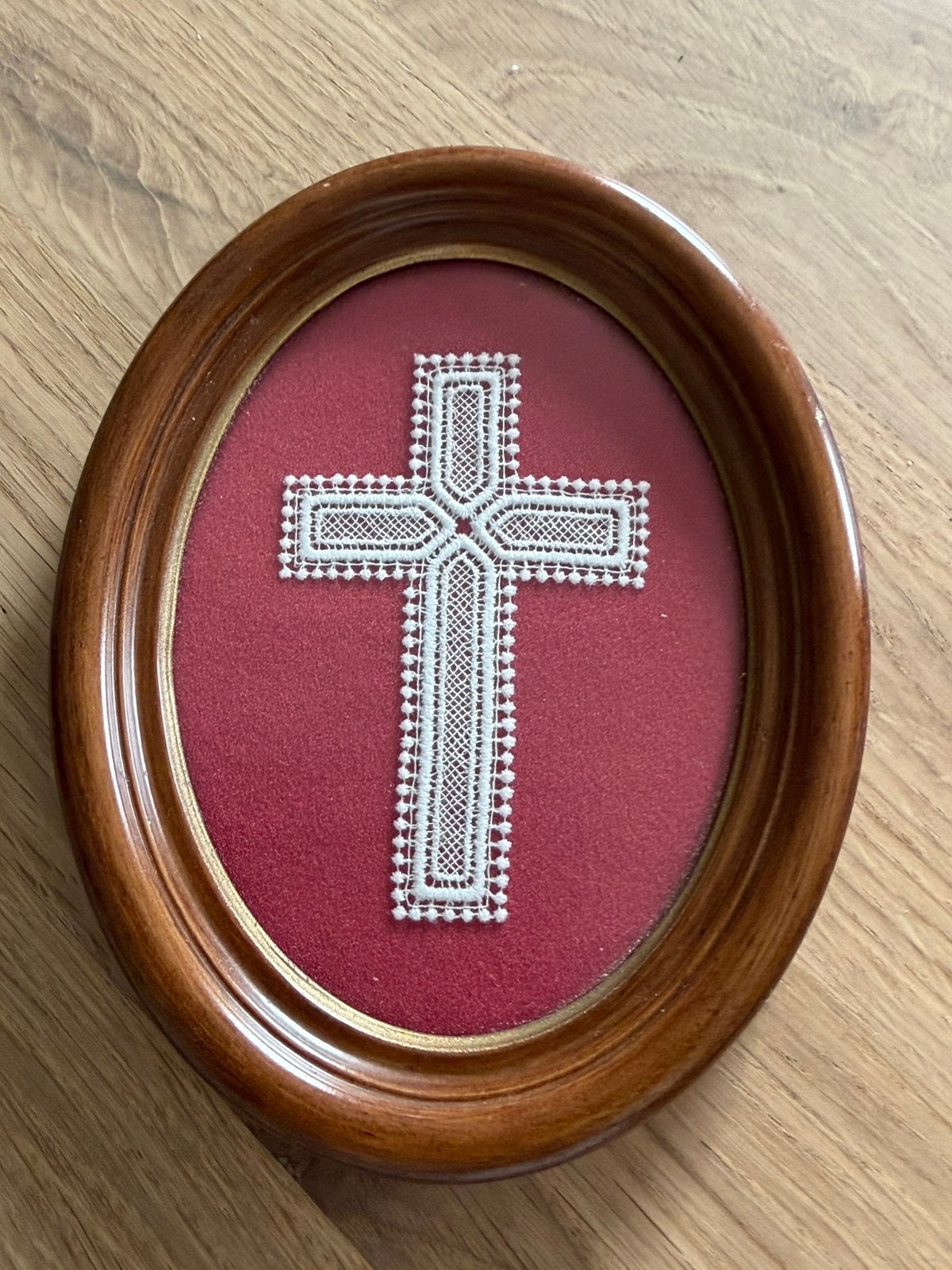 Petit cadre ovale avec croix en dentelle, Enlèvement