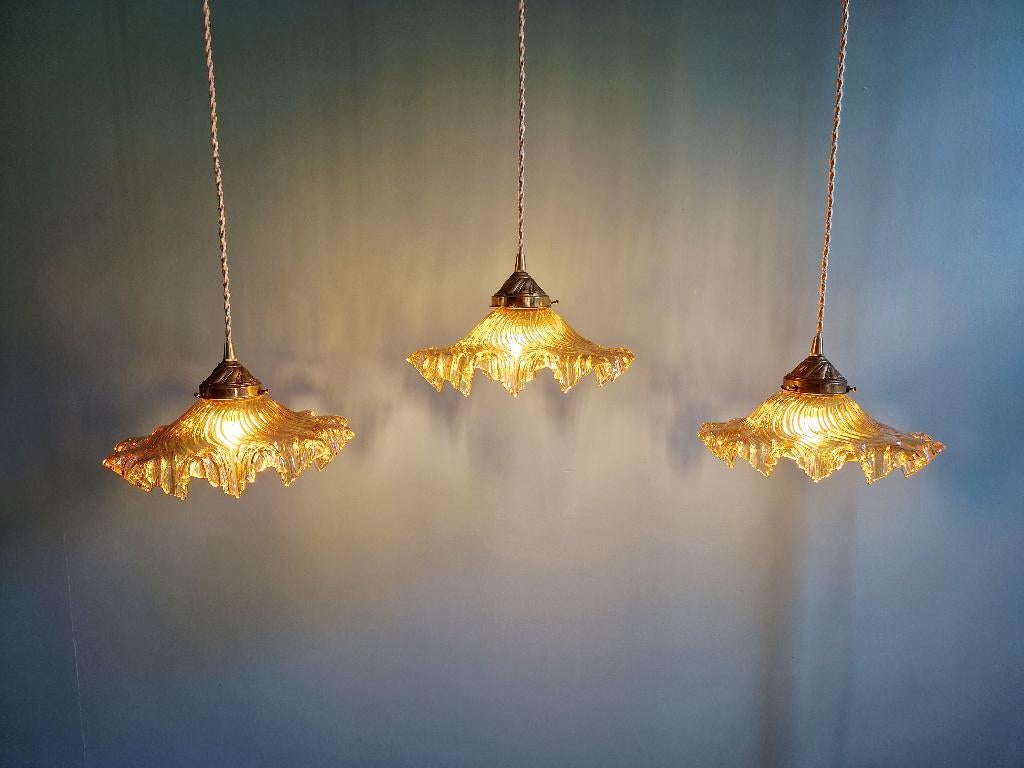 Trio van amberkleurige hangers van geschulpte glas, jaren 30, Ophalen of Verzenden