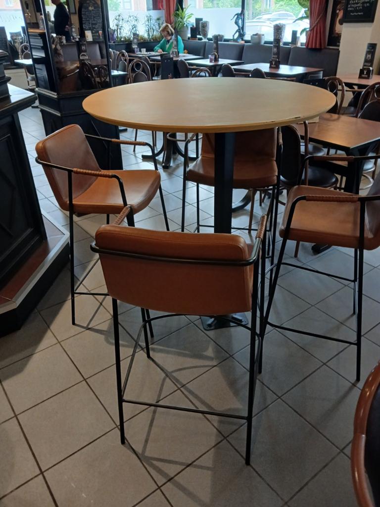 Hoge tafel met zes krukken.