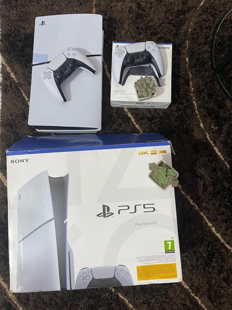PS5 Slim met 2 controllers, Games en Spelcomputers, Spelcomputers | Sony PlayStation 5, Zo goed als nieuw