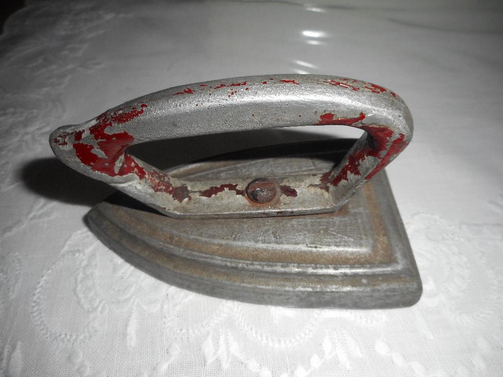 oud ijzeren strijkijzertje 9,5cm, Ophalen of Verzenden