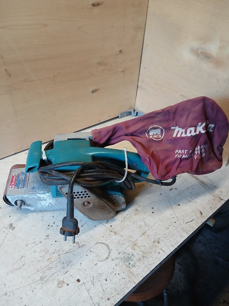 A vendre une ponceuse a bande de marque Makita, Bricolage & Construction, Enlèvement, Utilisé, 600 à 1200 watts, Ponceuse à bande