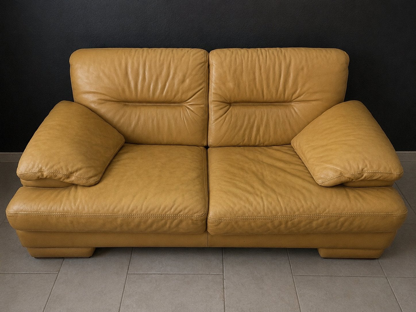 Chaise en cuir avec pouf assorti, 75 à 100 cm, Enlèvement, Utilisé, 150 à 200 cm
