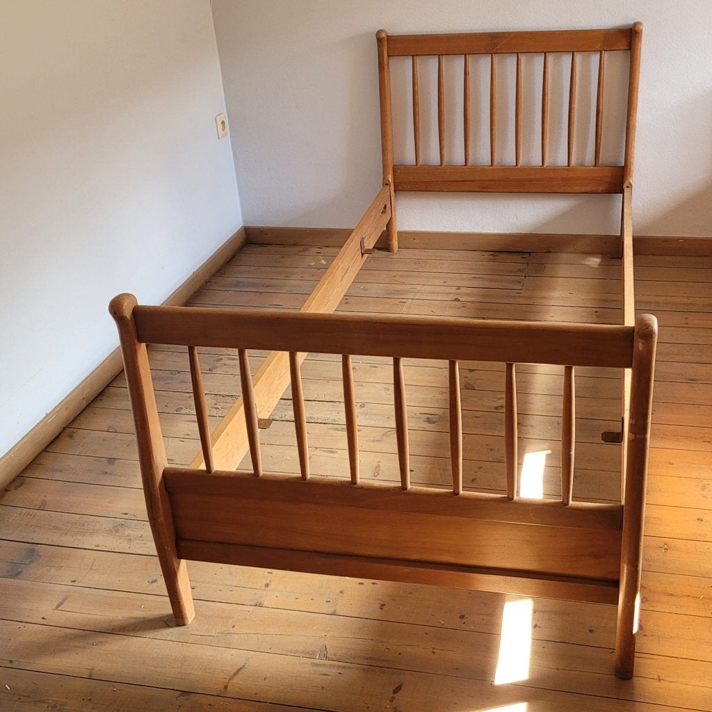 2 Karaktervolle Retro / Vintage Houten Eenpersoonsbedden, Huis en Inrichting, Ophalen, Gebruikt, Eenpersoons, Bruin
