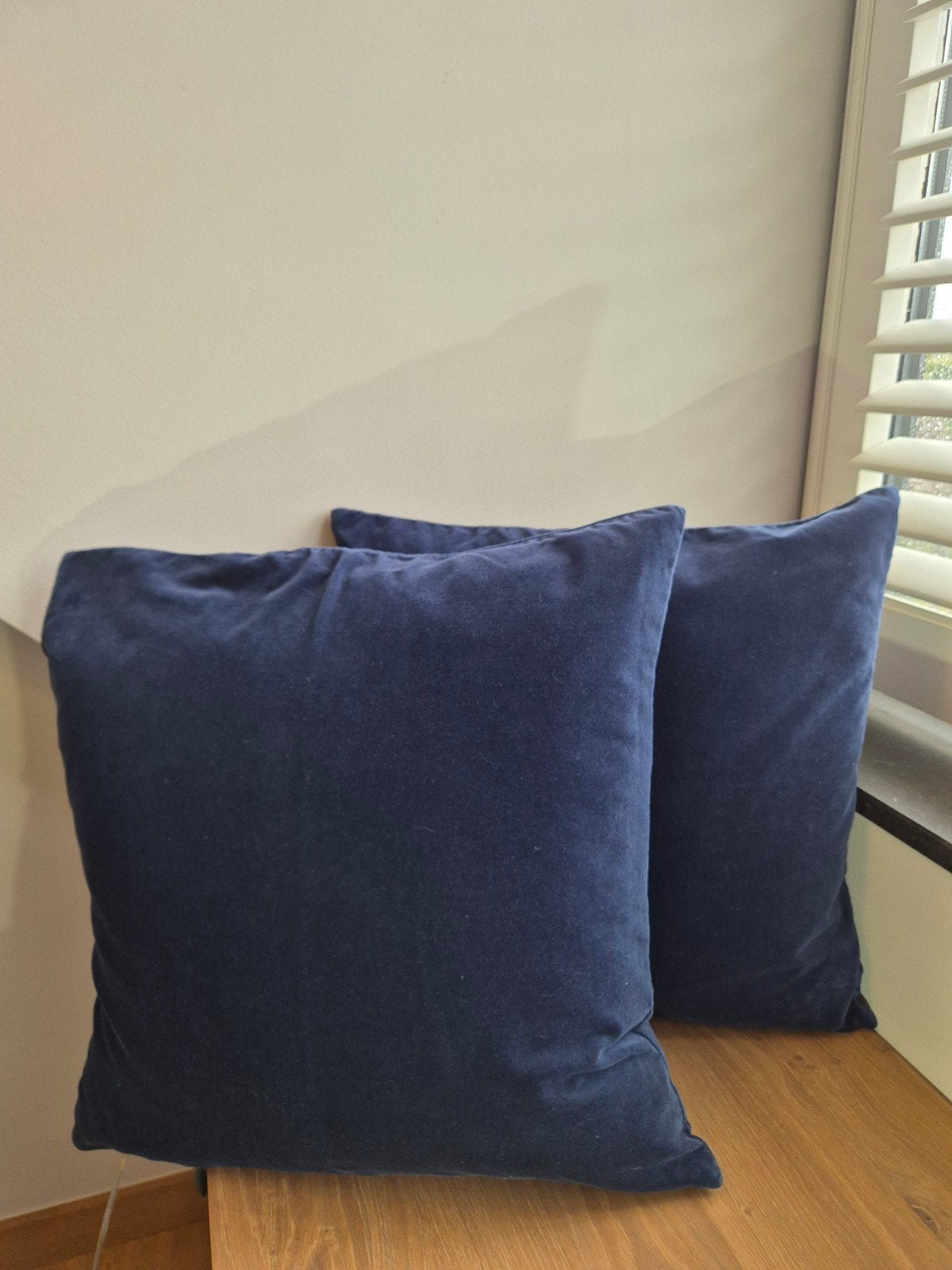 Set 2 velours kussens donkerblauw, inclusief vulling, Huis en Inrichting, Ophalen