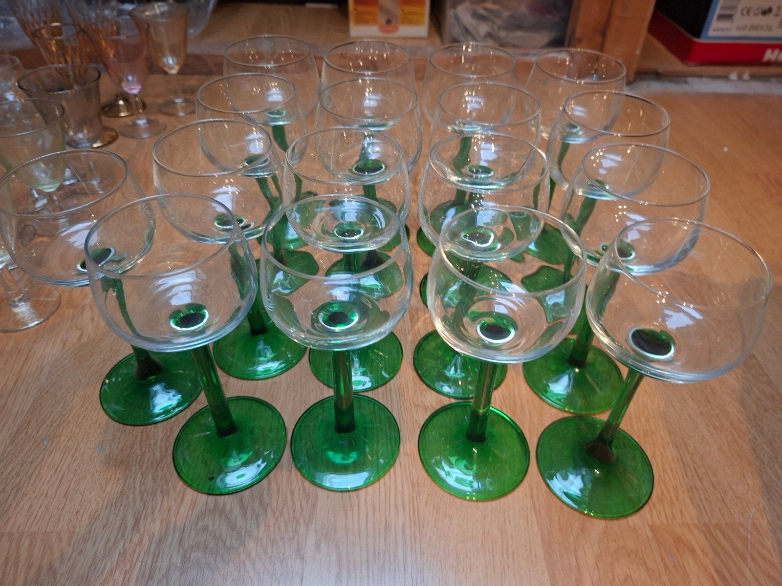 17 très beaux verres pied vert vintage, Enlèvement