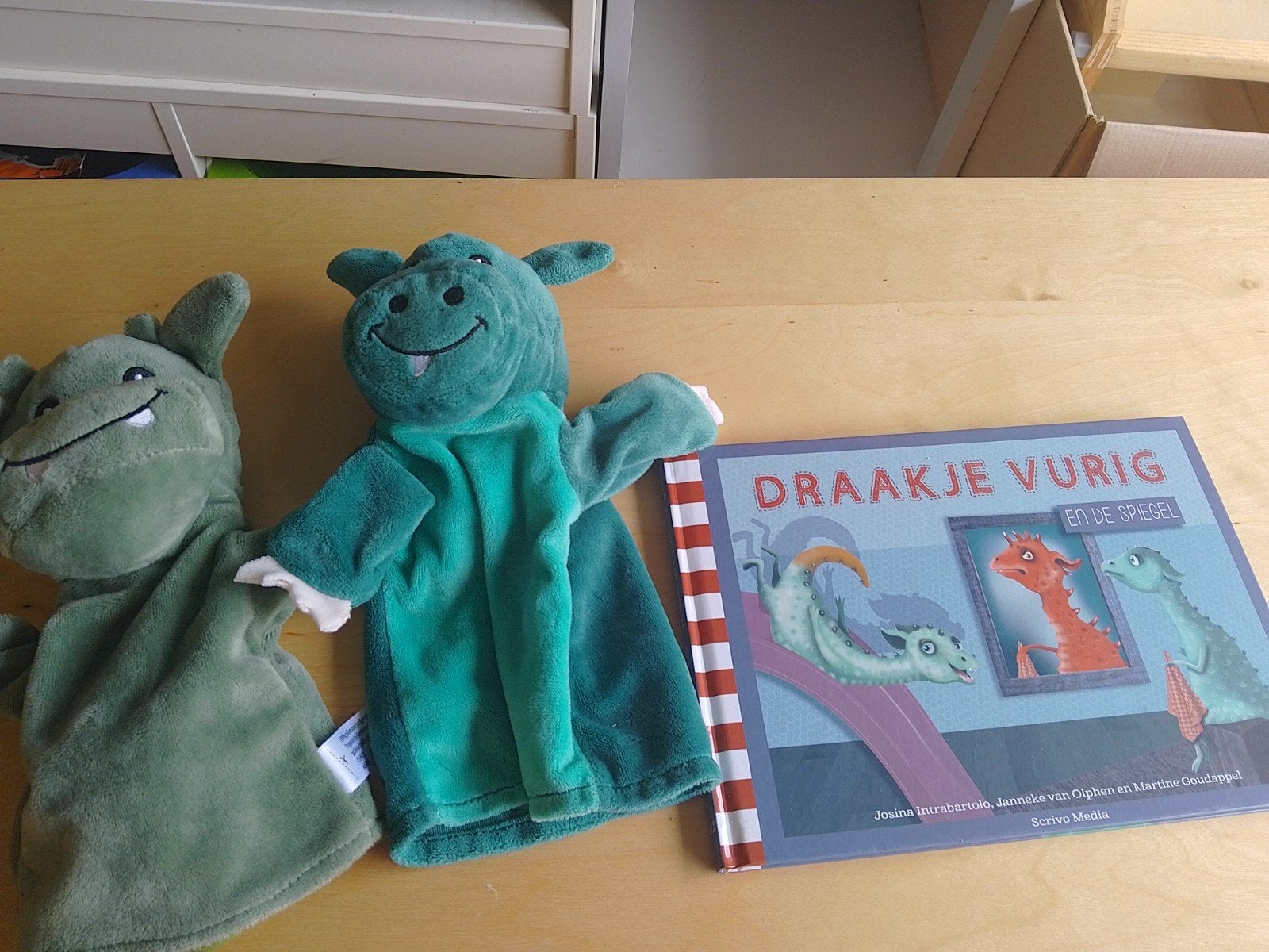 boek drankje vurig en de spiegel met twee handpoppen, Enlèvement ou Envoi
