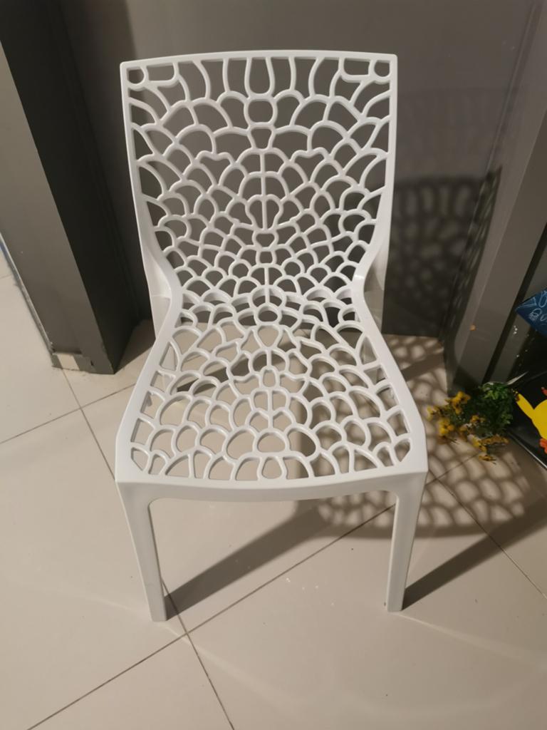 6 chaises blanches style gruvyer dimension 80cm de hauteur, Enlèvement, Neuf, Plastique, Empilable