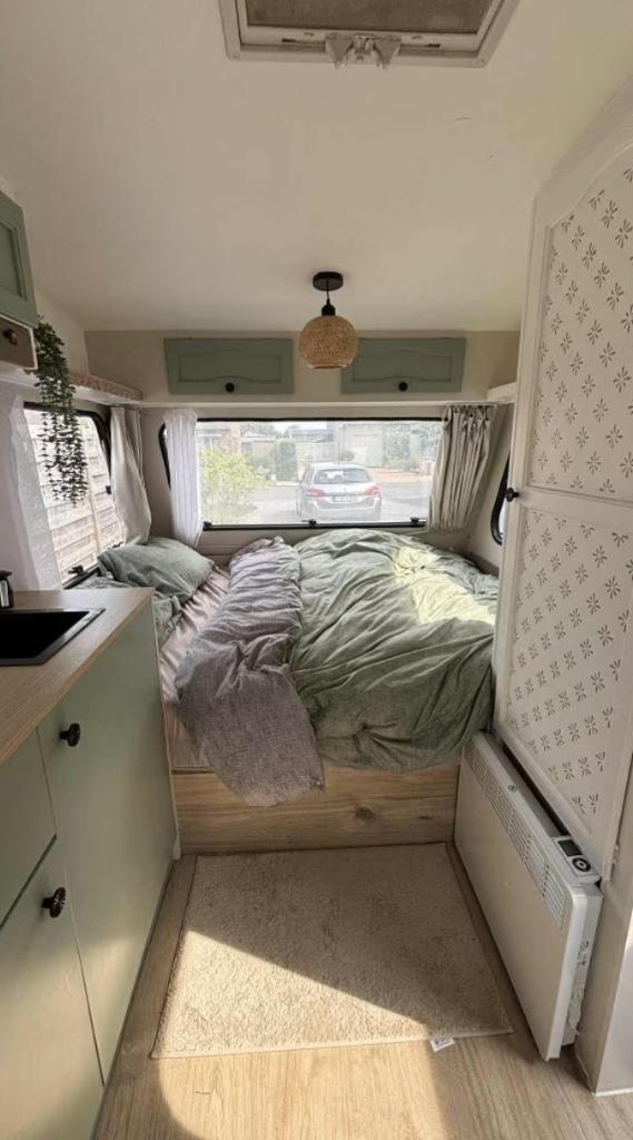 Gerenoveerde caravan 750kg - Adria C350 SLB, Caravans en Kamperen, Vast bed, Tot en met 2, Particulier, Adria