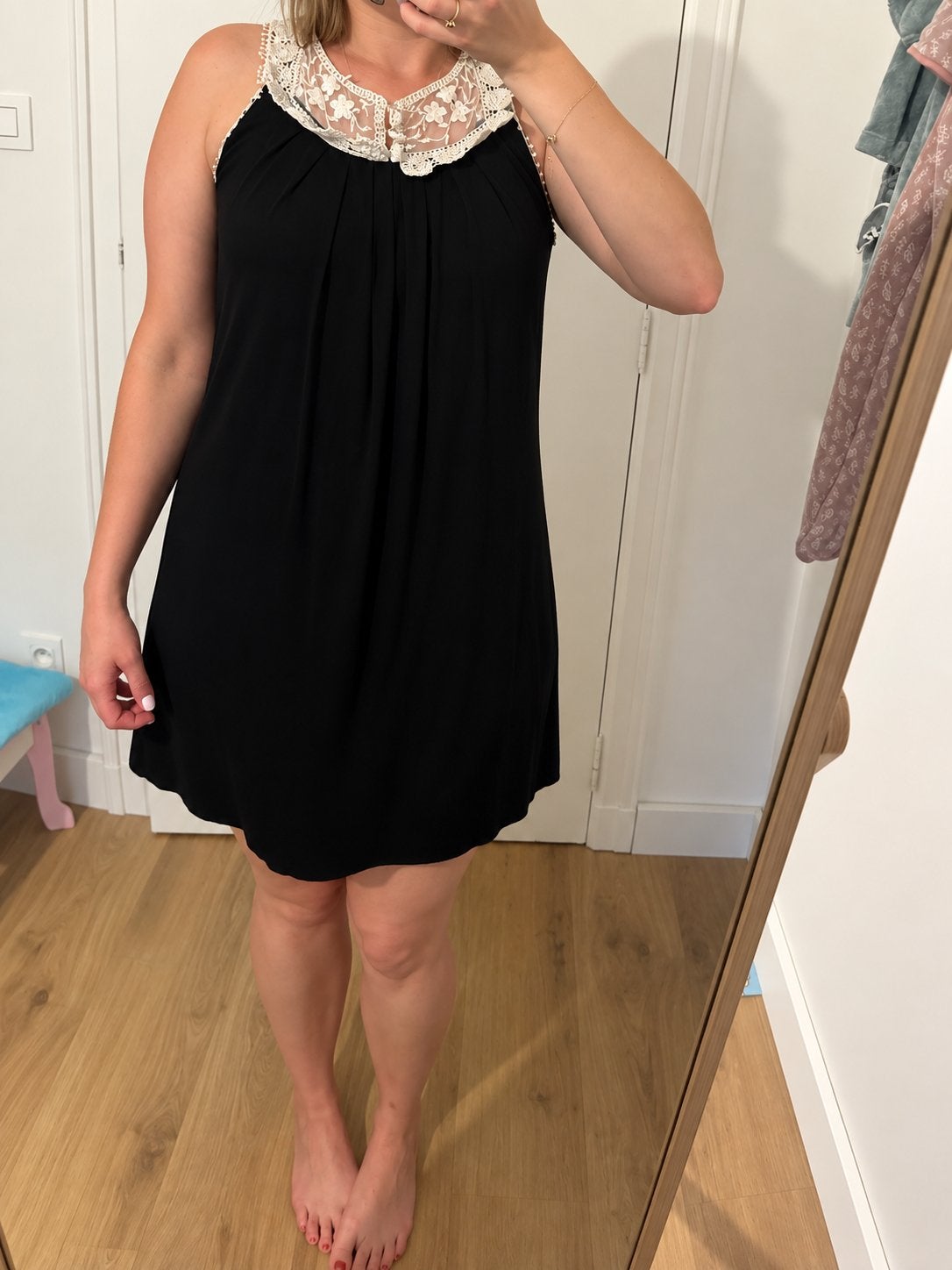 Robe noire avec détails en dentelle, Taille 36 (S), Enlèvement, Noir, Longueur genou