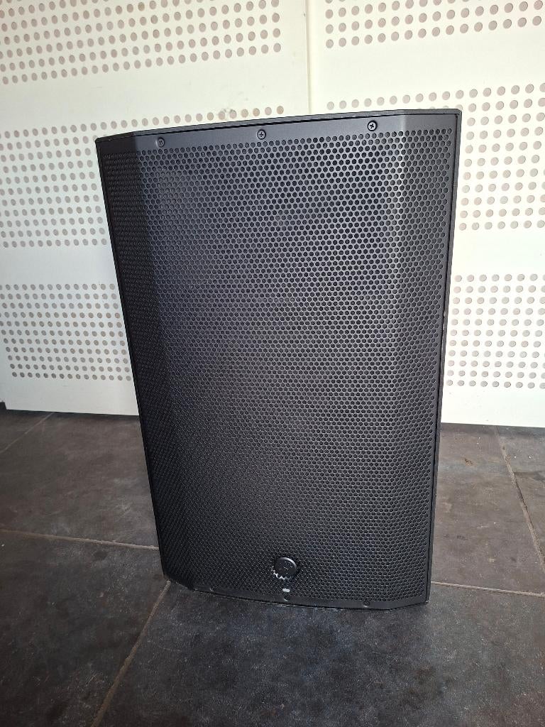 2 x Mackie Thump15A, Zo goed als nieuw, 120 watt of meer, Front, Rear of Stereo speakers, Ophalen
