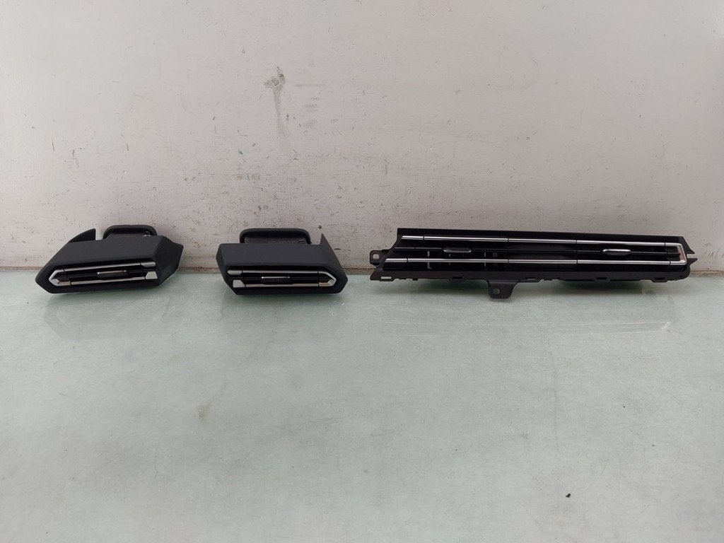 AERATEUR TABLEAU DE BORD Audi A3 Sportback (8YA) (01-2019/-), Auto-Union-Straße  1,
85057  Ingolstadt, DE, Info@audi.de, Audi