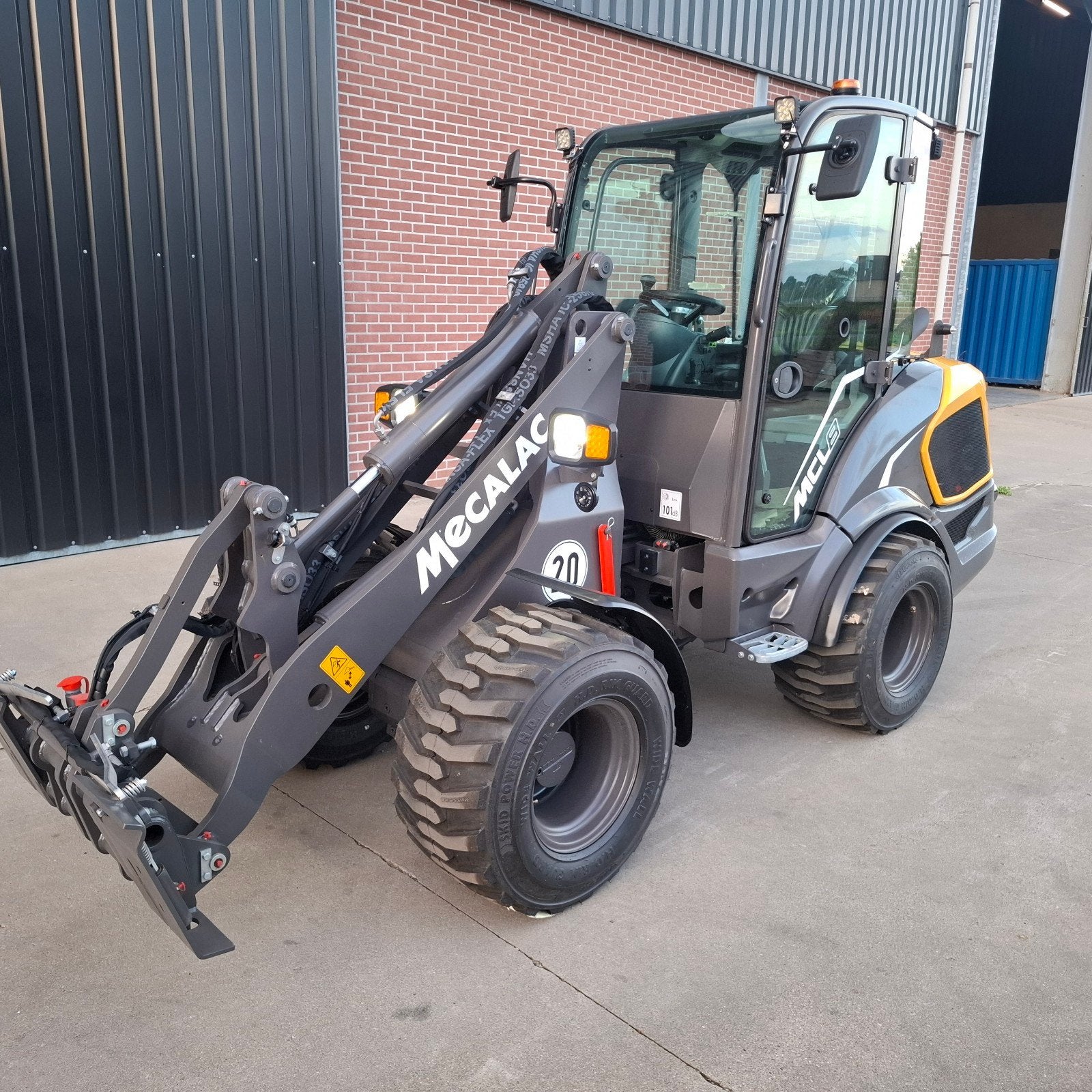 Nieuwe Mecalac MCL8!, Zakelijke goederen, Ophalen of Verzenden