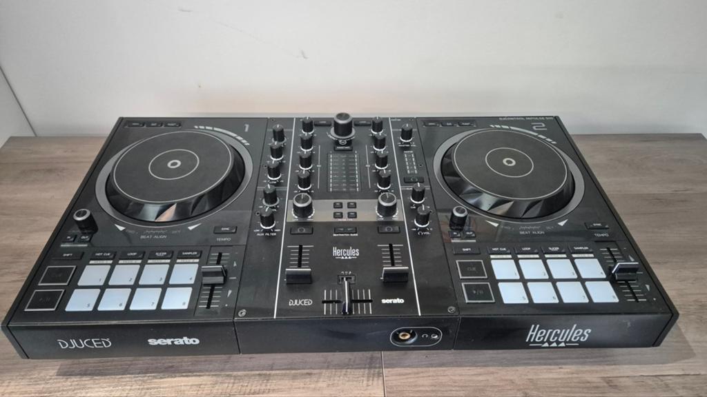 Hercules Inpulse 500 + couverture rigide + sac de transport, Musique & Instruments, DJ sets & Platines, Enlèvement, Comme neuf