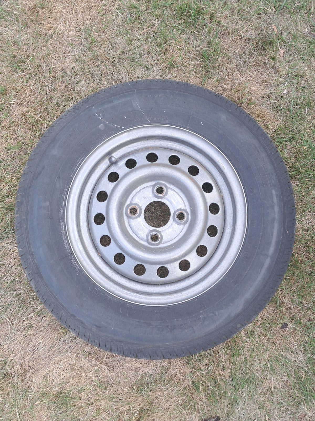 1 band op velg voor aanhangwagen. Maten 155/R/13 c, tubeless, Ophalen