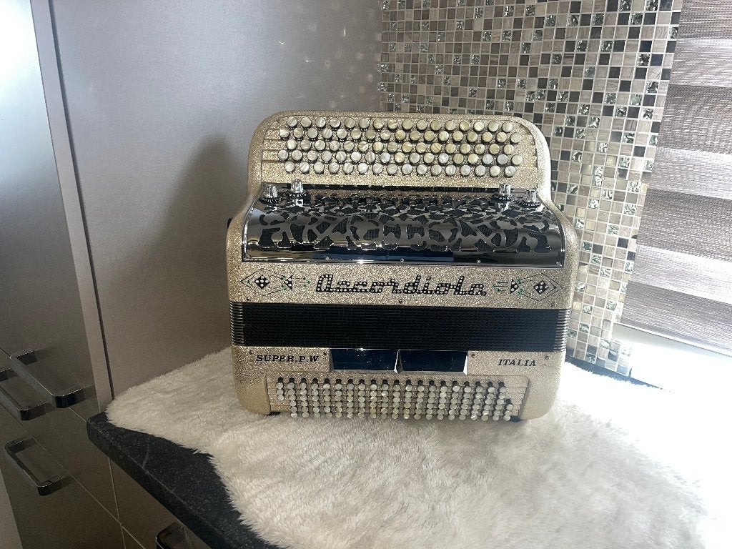 Accordiola Super P W italia is in splinter nieuwstaat, Ophalen, Met koffer, Knopaccordeon, 120-bas