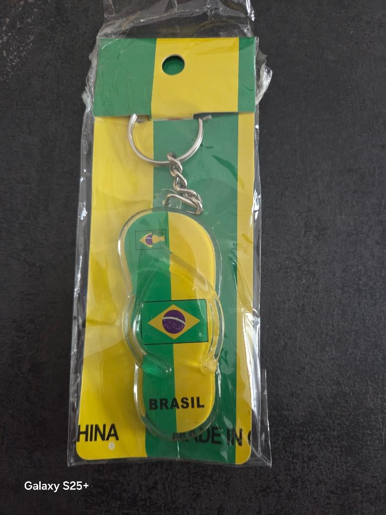 Porte clefs "Brésil" en forme de tong-NEUF et EMBALLE ORIGIN, Enlèvement, Neuf, Sport