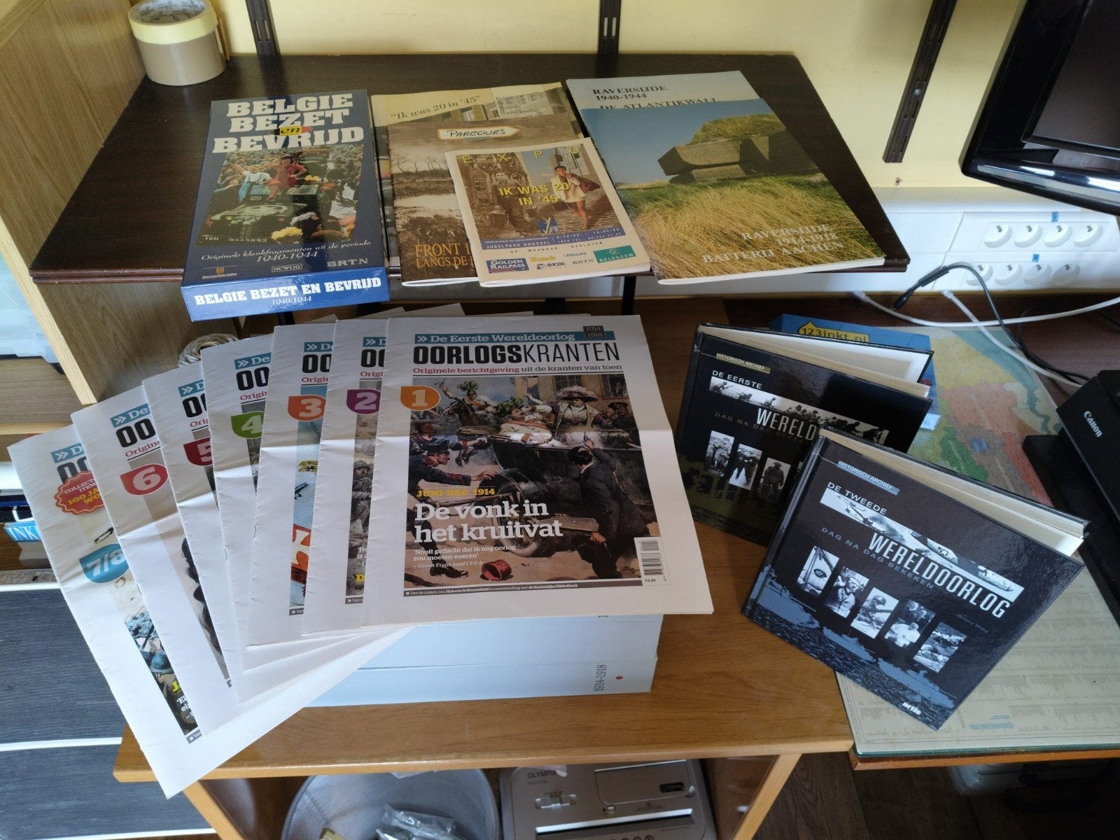 Oorlogs kranten , dvd's en diverse documentatie, Ophalen, Zo goed als nieuw, Algemeen