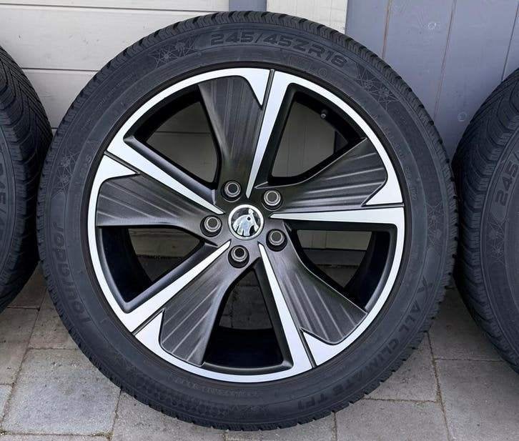 245/45 ZR18 Originele velgen met vierseizoenenbanden, Auto-onderdelen, Banden en Velgen, Ophalen, 18 inch, Banden en Velgen, All Season