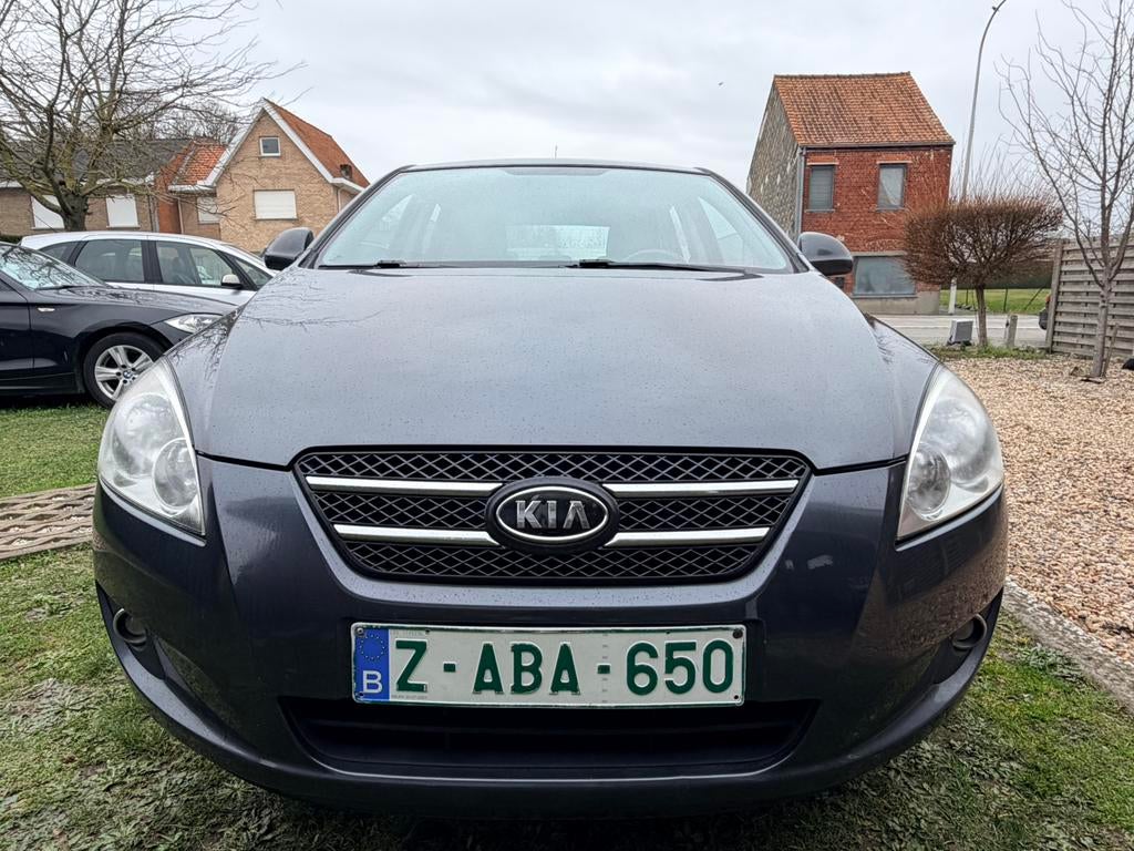 Kia Ceed 1.4 Essence – 2009 – Excellent rapport qualité, 1355 kg, Argent ou Gris, Achat, Entreprise