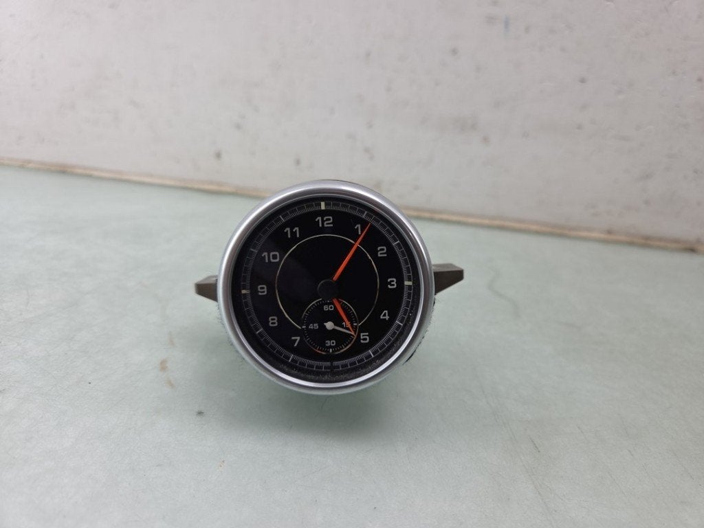 HORLOGE Porsche Cayenne II (92A) (|7P5919204G|95864150115|), Porsche Deutschland GmbH, Porscheplatz 1
70435  Stuttgart, DE, Porsche