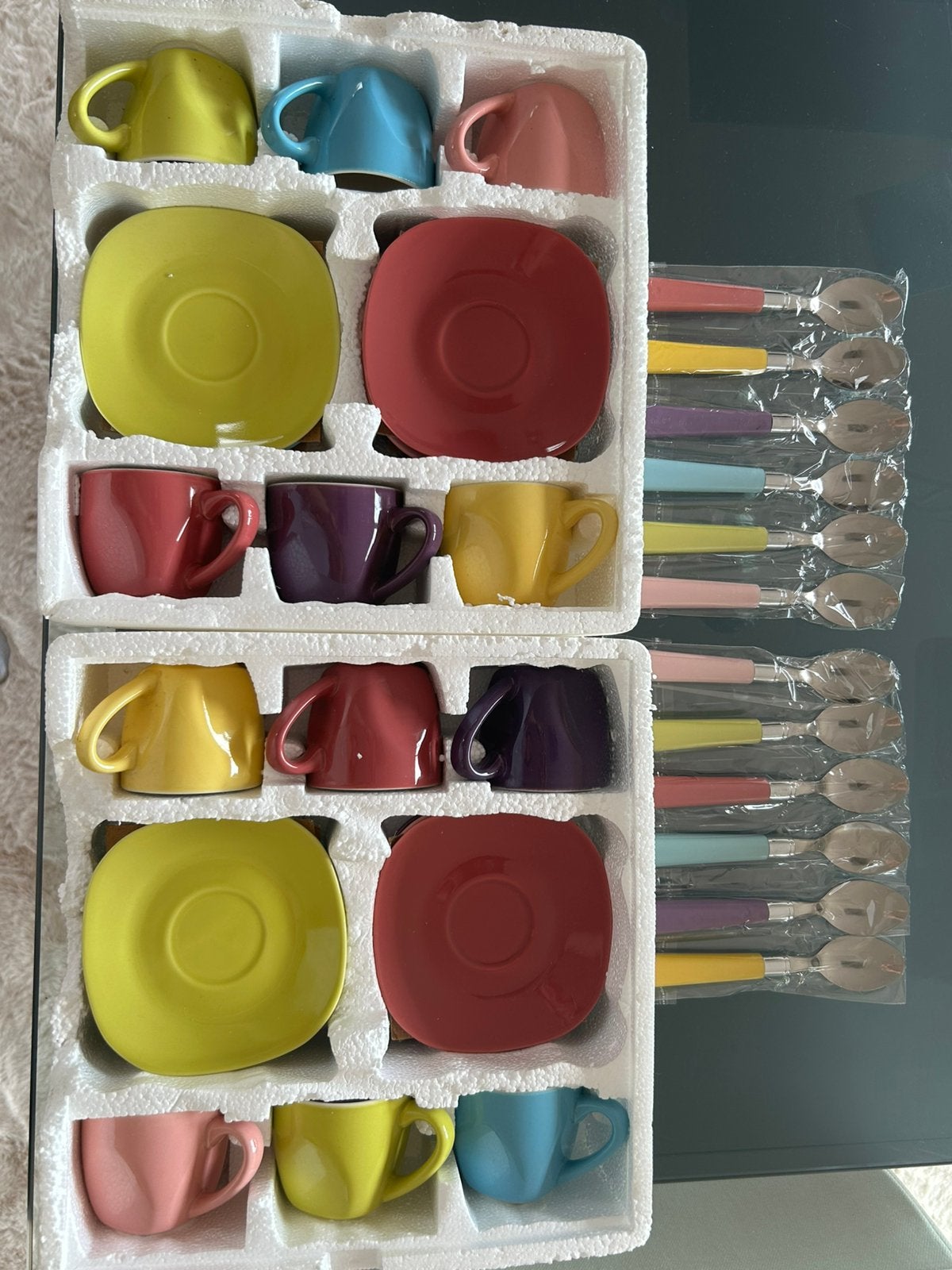 Magnifique service à café coloré 12 personnes - Neuf, Neuf, Céramique, Enlèvement, Tasse(s) et/ou soucoupe(s)