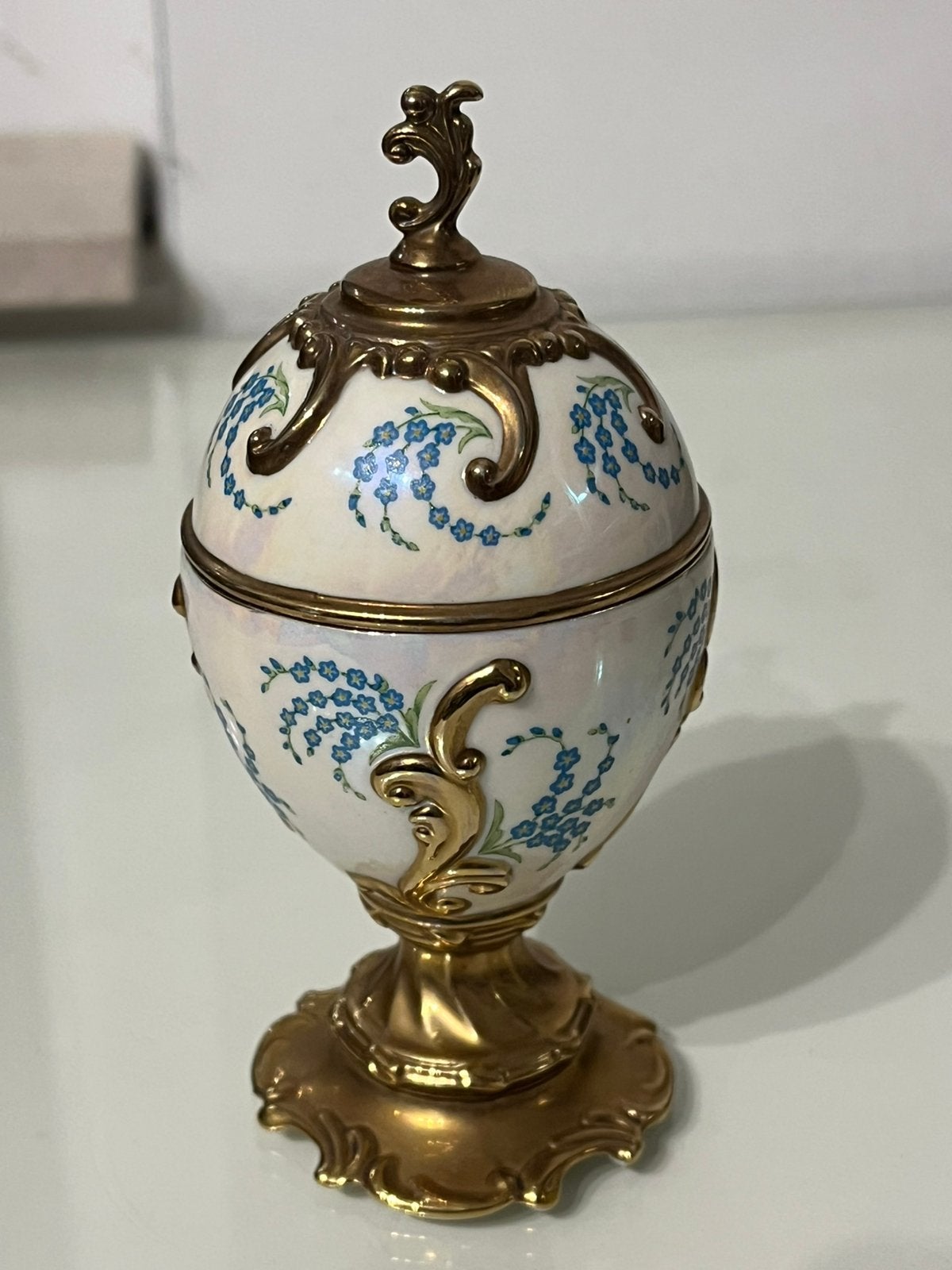 Œuf musical en porcelaine "Forget-Me-Not" - House of Fabergé, Antiquités & Art, Enlèvement ou Envoi