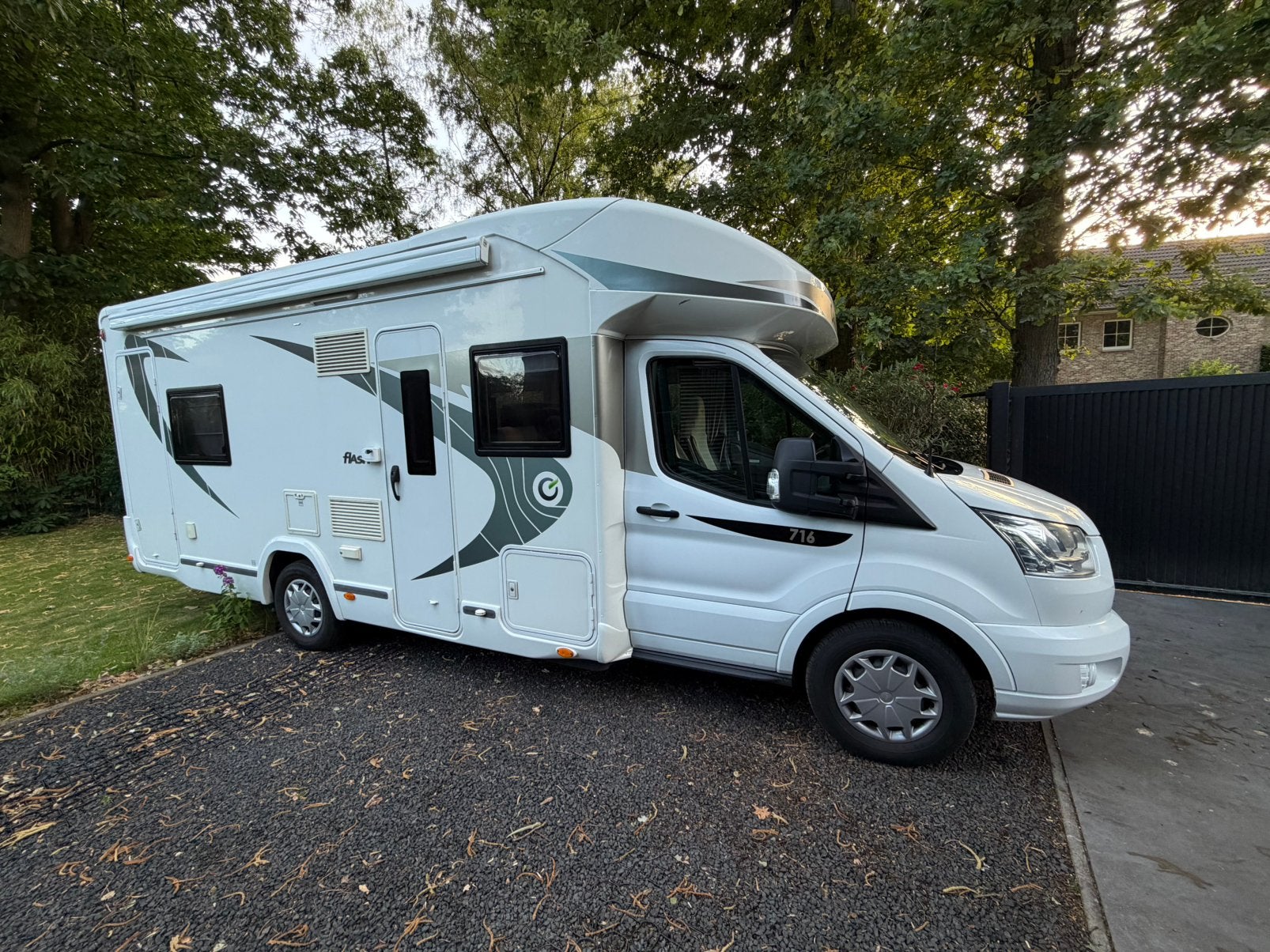 Chausson Flash 716 Ford 170 PK 26000 KM, Caravanes & Camping, Camping-cars, Toilette à cassette, Boîte manuelle, Antidémarrage
