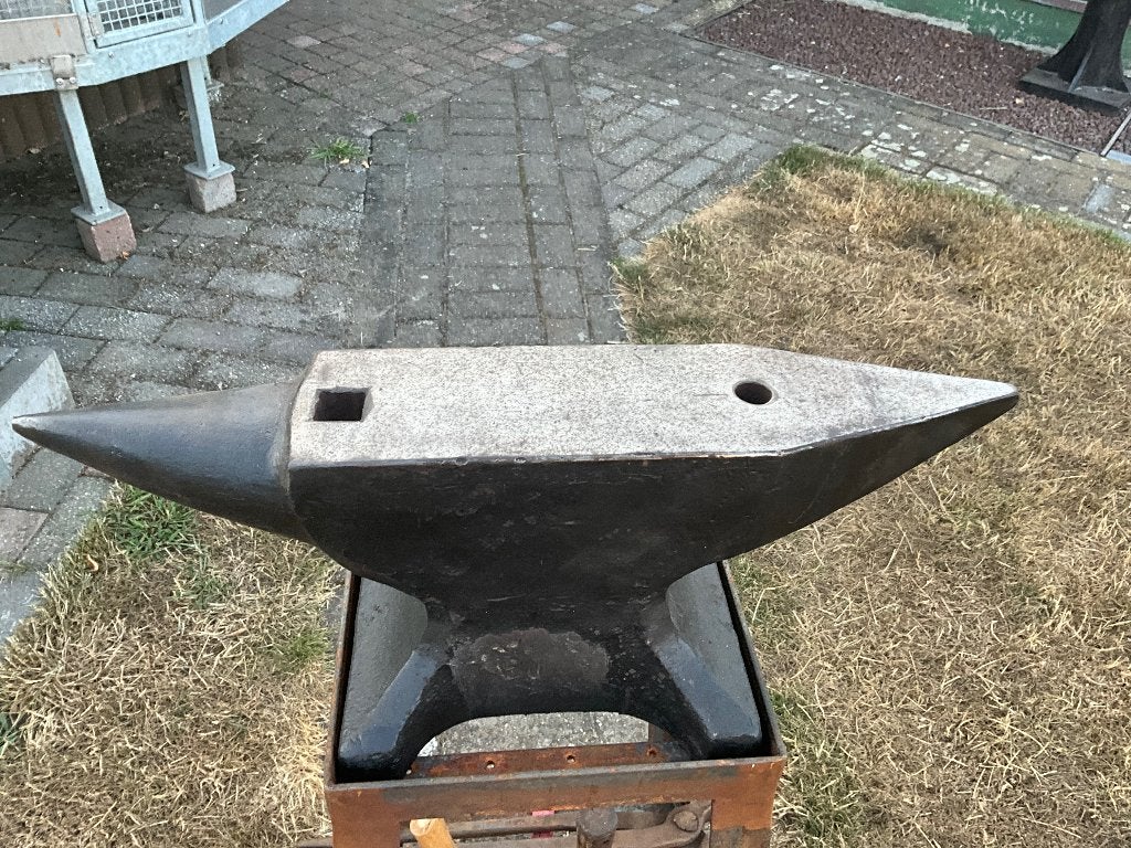 Aambeeld, Enlèvement